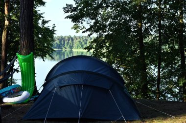 Ağaçların arasında konforlu bir çadır