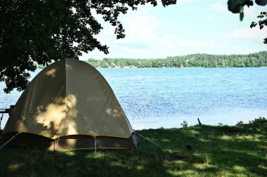 Bir yaz günü göl kıyısında turist çadırı