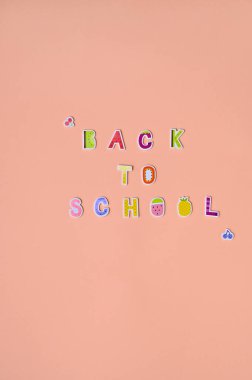 Açık arkaplanda okula geri dönen renkli yazı, boşluğu kopyala