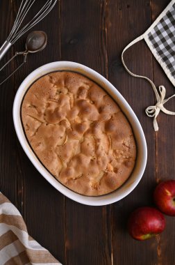 Elmalı turta ahşap bir masada, düz bir şekilde yatıyordu.