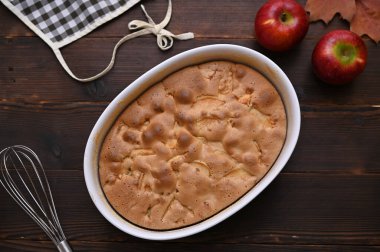 Hayat taze pişmiş turta ve masada kırmızı elmalarla dolu.