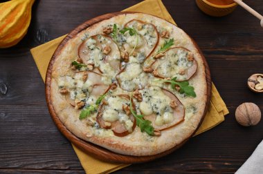 Armutlu pizza, mavi peynir ve fındıklı.