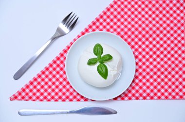 Burrata peyniriyle minimalist natüralistik hayat