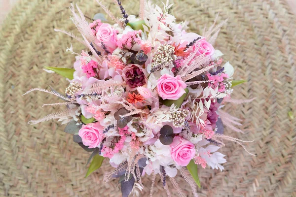Hermoso Delicado Ramo Flores Estabilizadas Rosas Flores Secas Ramitas Hojas —  Fotos de Stock