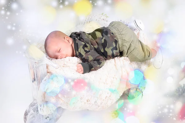 Modaya Uygun Bebek Kıyafetleri Içindeki Bebek Güzel Renkli Işıkların Arasında — Stok fotoğraf