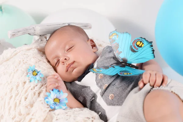 Şık Çocuk Kıyafetleri Içinde Bir Çocuk Tatlı Uyur Yumuşak Örülmüş — Stok fotoğraf