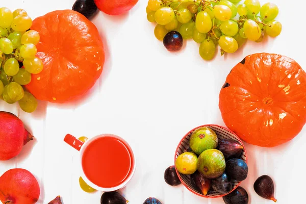 Orangefarbene Kürbisse Traubenbeeren Ingwer Ein Becher Mit Saft Auf Weißem — Stockfoto