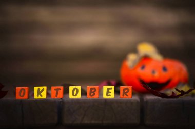 Gülen turuncu bir balkabağı odaklı renkli bir küpün 