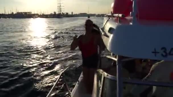 Dívka Mávající Slunečními Brýlemi Smějící Tančící Palubě Katmaránské Jachty Podsvícení — Stock video
