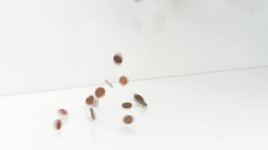 Bir yığın halinde Euro cent 'in içine düşen küçük sikkelerin videosu. Yoksulluk kavramı, para bankacılık krizi, sorunlar, iflas, küçük tasarruflar, son para