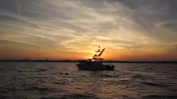 Видео Силуэта Яхты Катамарана Людьми Борту Движущимися Вдоль Морских Волн — стоковое видео
