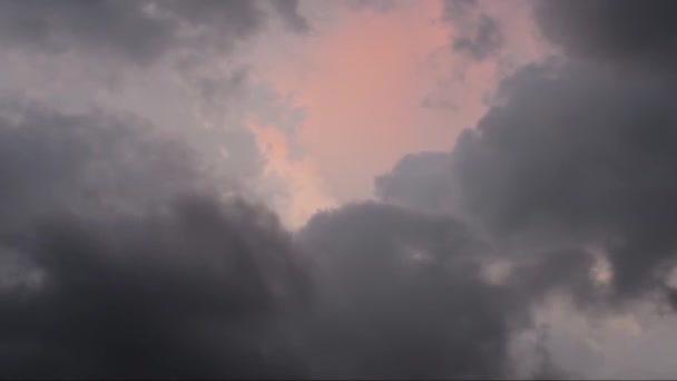 在红色橙色的落日的天空上 乌云和灰蒙蒙的乌云在移动 气候变化 环境灾难 — 图库视频影像