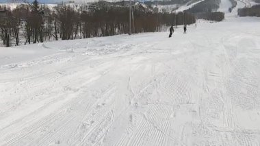 Tahtadaki erkek snowboardcu Goku sıçrama tahtasının üzerinden tehlikeli bir atlayış yapıyor.