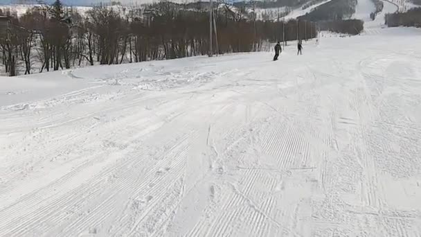 Man Snowboardåkare Brädet Utför Ett Farligt Hopp Över Goku Språngbräda — Stockvideo