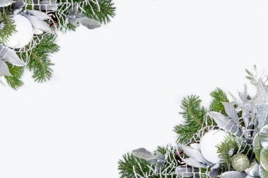 Noel kartı. Yeni yıl dekorasyon elementleri köknar dallarından, gümüş defne yapraklarından yapılmış toplardan oluşur. Noel Davetiyesi Planı. Mutlu Noeller numunesi