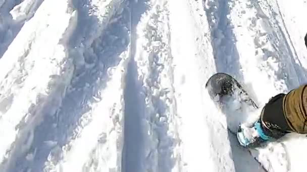 白い雪のクローズアップ トップビューのスノーボーダーのボードの美しいスローモーション スノードリフトのスライド — ストック動画