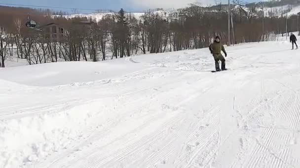 Snowboarder Masculino Placa Executa Salto Perigoso Sobre Trampolim Goku Com — Vídeo de Stock