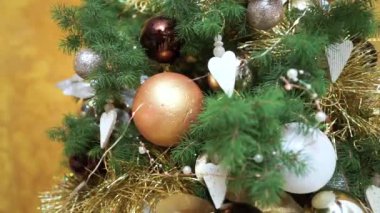Bir Noel ağacını toplar ve hafif bir çelenkle süsleme videosu. Eller yakın plan LED aydınlatması Kanada 'da bir Noel ladin ağacına doğal Konik olarak asılıyor. Tatil için hazırlanıyor.. 