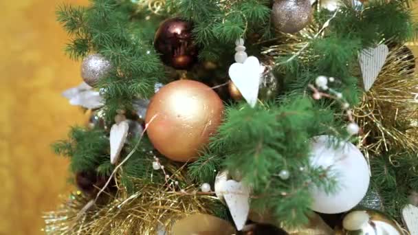 Video Zdobení Vánočního Stromečku Koulemi Lehkou Girlandou Ruce Close Závěsné — Stock video