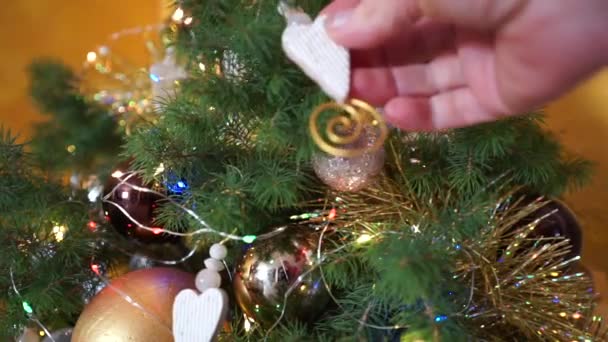 Video Zdobení Vánočního Stromečku Dekorativními Hračkami Ruce Zblízka Zdobí Přírodní — Stock video
