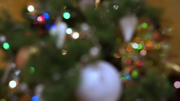 Video Von Verschwommenen Farbigen Weihnachtslichtern Die Einen Weihnachtsbaum Schmücken Der — Stockvideo