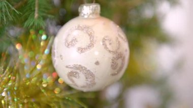 Noel ağacının doğal dallarında parlak desenli cam bir Noel balosuyla süslü süslü püslü, seçici bir odağımız var. Tatil evi dekorasyonu.