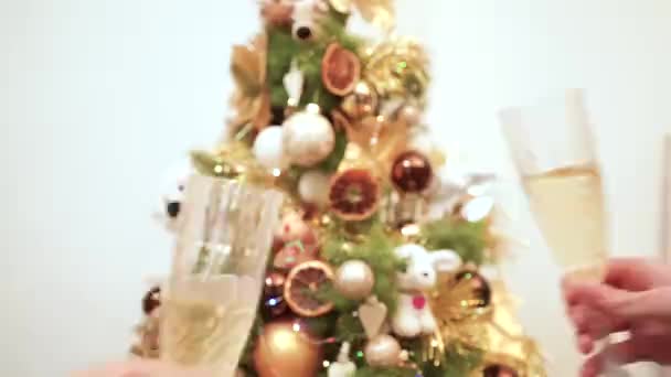 샴페인 클링킹 크리스마스 트리의 배경에 측면에 흩어져 스플래시 안경을 슬로우 — 비디오