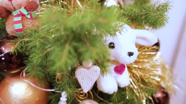 圣诞花圈上有玩具和金银花 圣诞球 装饰圣诞树的花环的摄像机动作 — 图库视频影像
