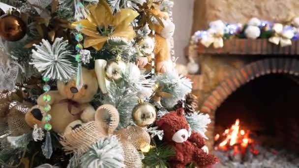 Świąteczne Tło Ozdobionej Choinki Kulkami Zabawkami Kokardkami Obok Płonącego Ognia — Wideo stockowe