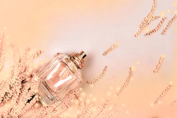 2024 yılının narin renk tonlarında, mimoza çiçekleri ve bir şişe parfüm kozmetik içeren bulanık lekelerin şenlikli arka planı. Hoş geldin kartı. Parfüm sunumu