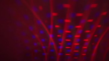 Bulanık renkli yanıp sönen ışıklar ve ekranda parlayan disko çizgilerinden oluşan soyut bir Noel arkaplanı. Müzik veya parti hakkında haber yapmak için video arkaplanı