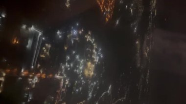 Parlayan turuncu acil durum ışığı tehlike sinyali ya da karanlık bir gece gökyüzünün arka planına geçiş yasağı