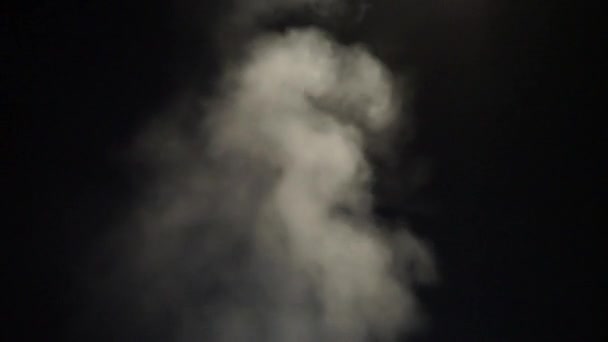 Rauchschwaden Steigen Vor Dem Hintergrund Des Schwarzen Nachthimmels Auf — Stockvideo