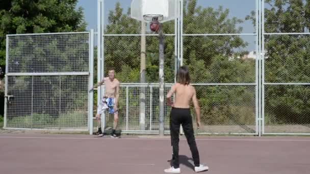 Ένας Έφηβος Ένας Νεαρός Παίζουν Μπάσκετ Ανοιχτό Γήπεδο Μια Ζεστή — Αρχείο Βίντεο