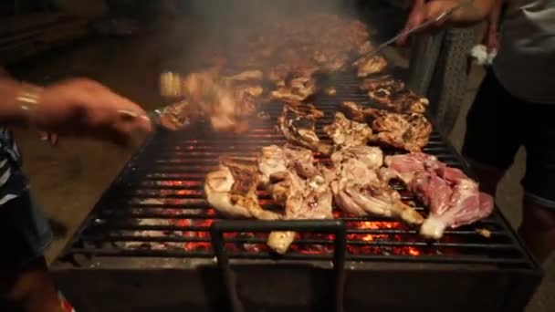 和朋友一起在街上用鸡尸做什锦烤面包 视频中的鸡肉被炸 在一个巨大的金属烤架上翻滚燃烧的煤烟 在派对上做饭 — 图库视频影像