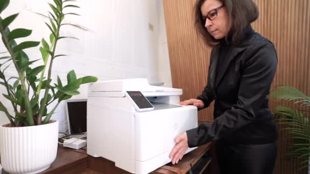 Orta Yaşlı Bir Kadın Ofiste Fotokopi Makinesiyle Çalışıyor Ofis Müdürü — Stok video
