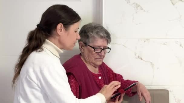 Жінки Середнього Віку Пояснюють Налаштування Мобільний Телефон Літній Бабусі Вивчення — стокове відео