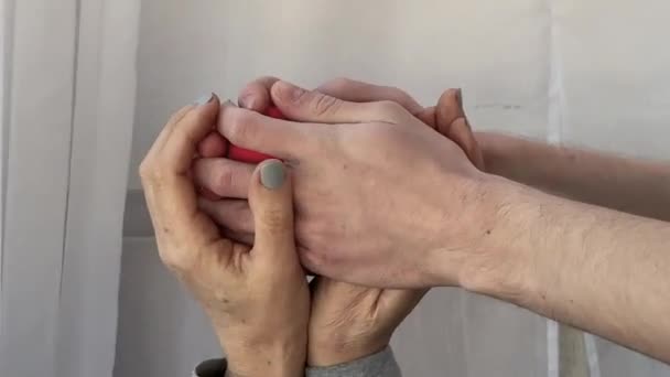 Mans Händer Lägger Försiktigt Ett Dekorativt Hjärta Kvinnas Händer Symbolisk — Stockvideo