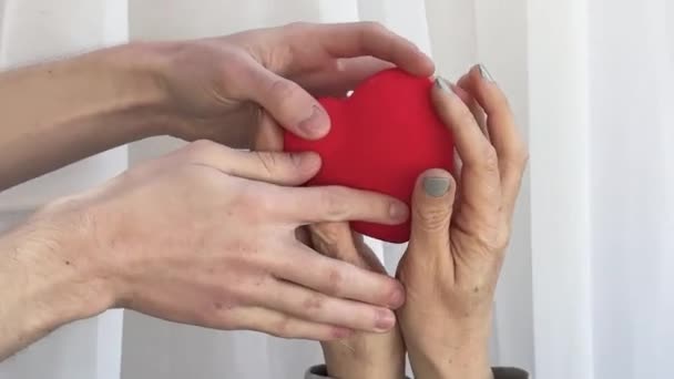 Mannelijke Handen Geven Teder Een Decoratief Hart Vrouwelijke Handen Een — Stockvideo