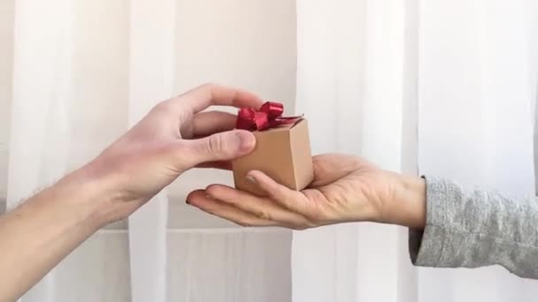 Чоловічі Руки Дають Подарункову Коробку Бантом Жіночих Рук Днем Народження — стокове відео