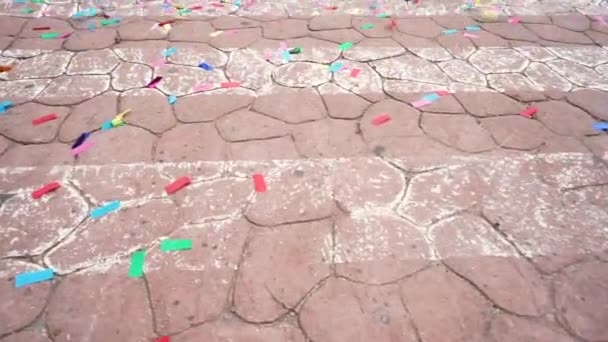Brillante Confeti Volando Sobre Camino Piedra Unas Vacaciones Alegría Ideal — Vídeos de Stock