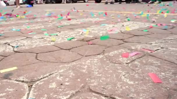 Knalliges Konfetti Das Einem Feiertag Vor Freude Über Einen Steinweg — Stockvideo