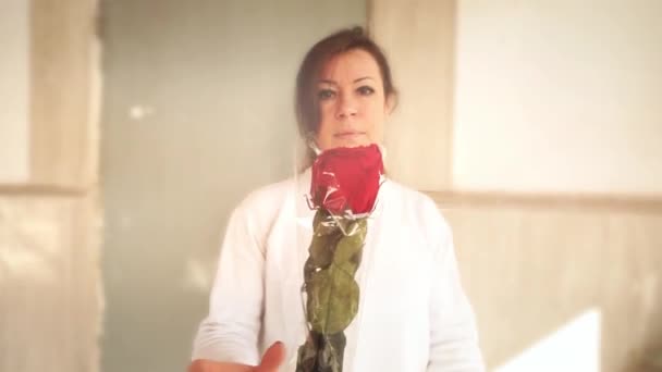 男は女 母の花 バラを与え バレンタインデー 母の日 誕生日 選択的な焦点 ゆっくりとした動きのドアを開ける — ストック動画