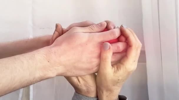 Mãos Homem Gentilmente Colocam Coração Decorativo Nas Mãos Uma Mulher — Vídeo de Stock