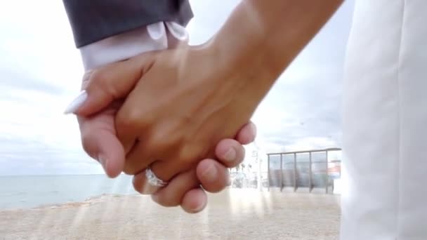 Männliche Und Weibliche Hände Verbinden Sich Und Symbolisieren Familie Liebe — Stockvideo
