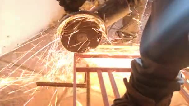 用带火花的圆盘机机械切割金属 工人手中的圆形工具切割金属结构 — 图库视频影像