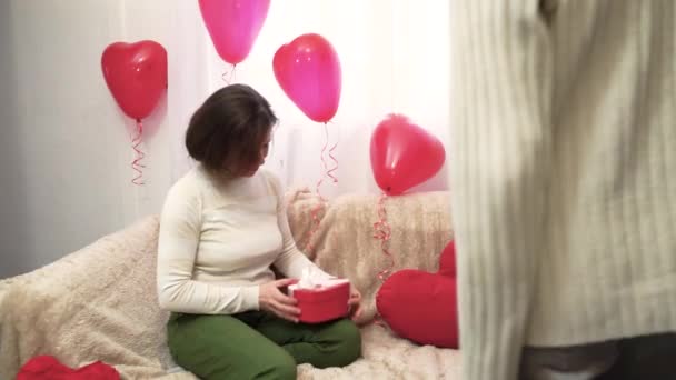 Festliches Video Von Valentinstagsgrüßen Vor Dem Hintergrund Herzförmiger Luftballons Der — Stockvideo