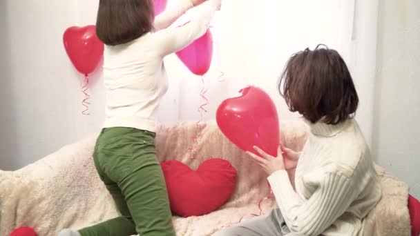 휴가를위한 커플은 모양의 풍선으로 침실을 장식합니다 로맨틱한 — 비디오