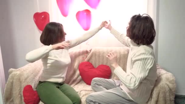Par Amantes Jugando Con Globos Forma Corazón Dormitorio Tiempo Romántico — Vídeos de Stock