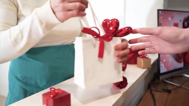 Penjualan Bunga Hadiah Souvenir Hati Untuk Hari Valentine Hari Ibu — Stok Video